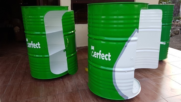 Des futs métalliques usés recyclés, transformés en armoires